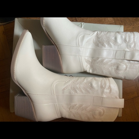 Sephira Heeled Western Boot - Picture 2 of 7